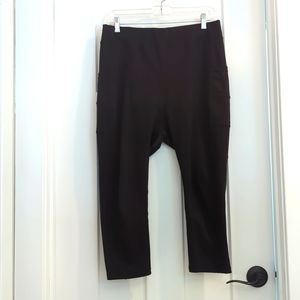 Capri length black leggings with pockets